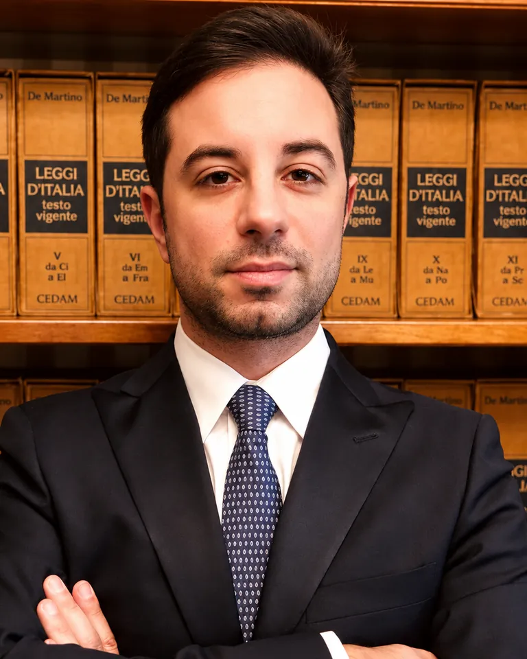 L’avvocato Sandro Di Carlo nel suo studio